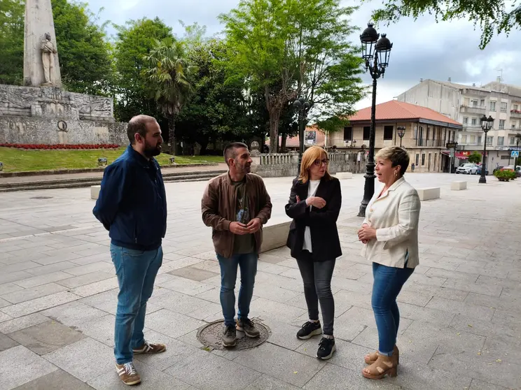 Representantes do BNG de Lal&iacute;n na Praza da Torre