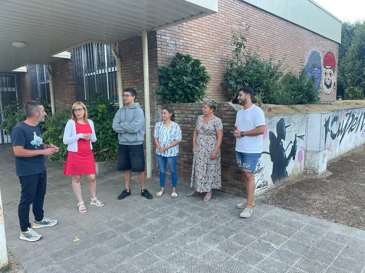 Integrantes do Consello Local do BNG de Lal&iacute;n diante da Casa da Xuventude