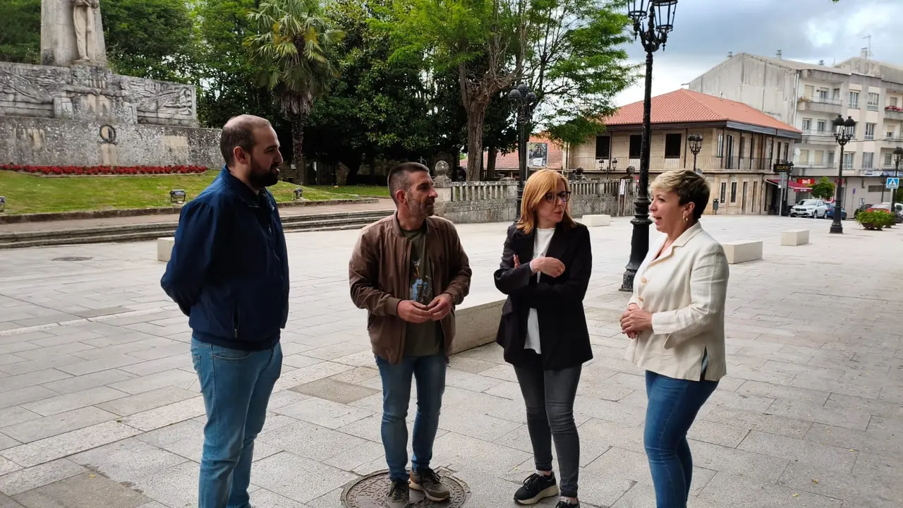 Representantes do BNG de Lal&iacute;n na Praza da Torre