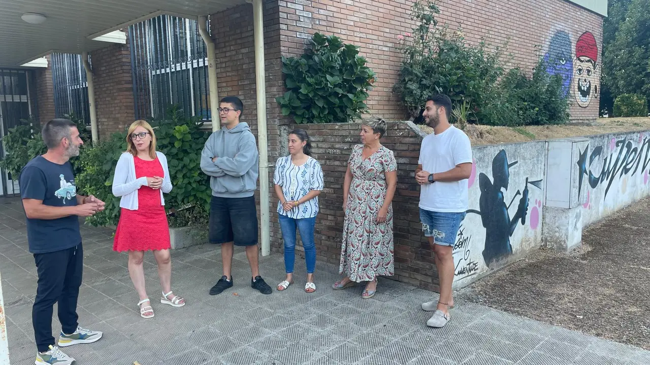 Integrantes do Consello Local do BNG de Lal&iacute;n diante da Casa da Xuventude