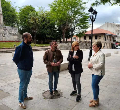 Representantes do BNG de Lal&iacute;n na Praza da Torre